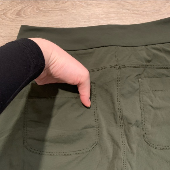 Athleta Green Cargo Shorts Size 8 - Picture 6 of 9